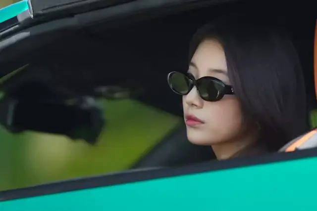 다 이루어질지니 선공개 너무 흥미롭당 . .
수지가 반사회적 인격 장애로 감정이 결여된 설정인데 한 아이를 키우려면 온 마을이 필요하다는 말처럼 싸패성향 나올 때마다 어른들이 바로잡아 주면서 다같이 사랑으로 키움
“그렇게 그 쬐깐한 악마를 기냥 온 동네가 나서서 키웠응게”