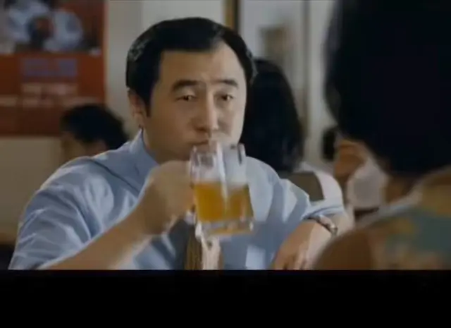 삭제된 장면에서는 ‘괴물이 어떻게 사람들의 눈을 피해 저렇게 크게 성장할 수 있었는가’에 대한 답도 준비되어 있었습니다. 그 답은 바로 2002 한일 월드컵. 사람들의 시선이 월드컵에 꽂혀 있는 동안, 괴물은 마음껏 성장할 수 있었던 거지요.