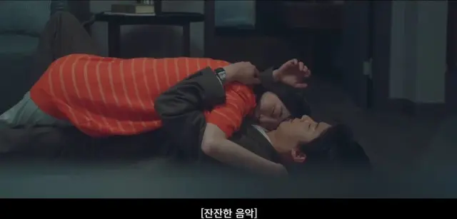 경도를기다리며 어제 이장면 넘 조아써...
내가 들이대면 얘는 어떨까? 라는 마음으로 서지우가 술취한척 경도한테 엎어지는데 
이남자가 하는행동 : 가만히 있다가 그동안 못해줬던 지우 쓰다듬기를 시전중임 이런 미친 ㅠ