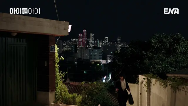 제발 아이돌아이 빠순이 고증 봐봐
퇴근하자마자 옷도 못 갈아입고 컴퓨터 앞에 앉아 전자기기 싹 다 동원, 스밍 돌리는 걸로 시작
트위터에 최애 반응 서치해서 맘찍 갈겨주고
유튜브 떡밥 순회하면서 댓글 갈기기
이거 그냥 아이돌 빠순이 사찰 드라마잔아