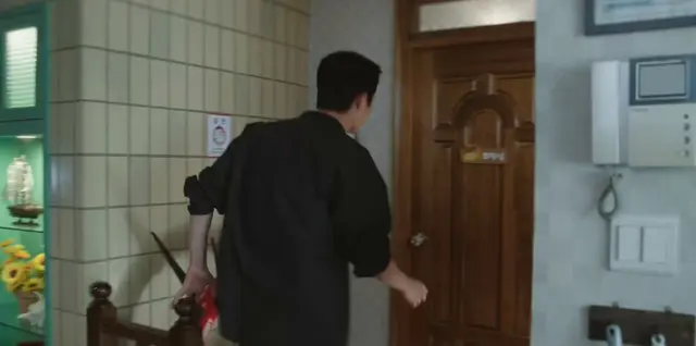 닥터 섬보이 이재욱 홍민기 첫만남 이것 뭐에요
현치연 샤워 막 끝내서 알몸 상태인데 도지의 문 벌컥 열어서 당황할 법도 한데 음? 하고 쳐다보고 닫힌 문 다시 열어서 인사하는 기존쎄 섭남 미쳣네...