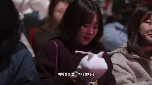 이렇게 쁘띠한여자가 왜 모솔연애 나오지? 햇는데
시즈니 지성이데뷔팬 였음.. 아무래도 덕질이 연애를 이기죠