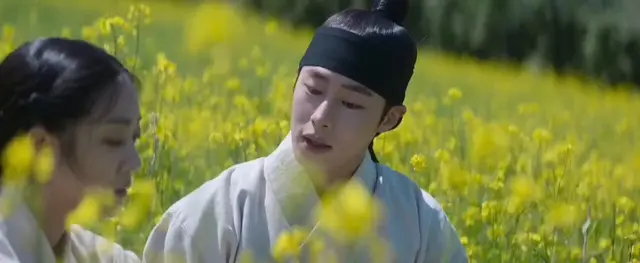 탄금 여기가 너무 사무쳐...
항상 스스로 아프게 했던 자리에 꽃도장 찍어주면서
'내가 널 이렇게 감싸고 있다는거 기억해'
이러는데 이걸 어떻게 잊어ㅠㅠ
홍랑과 함께였던 그 짧은 순간이 재이가 살아갈 평생이 됐는데 그래도 그 순간들 덕분에 재이는 견뎌낼 수 있을거같다