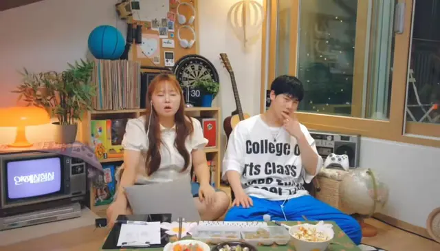 연애실험실 2화 후반부 너무 좋아서 다시보는데 박찬양씨 진짜 어떤 F의 삶을 살고 계신거에요ㅠㅠㅋㅋㅋㅋㅋㅋ 뜬금없이 공주님안기해서 뛰는거 너무 과로맨틱하신나머지 살짝 아니 좀 많이 수치스러워,,,,,,ㅋㅋㅋㅋㅋㅋㅋ 제작진이 시킨거 아니냐는 찰스반응 정확히 나랑 똑같아서 개깔깔웃었네 아