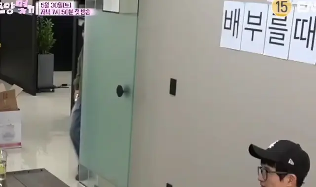 새로 나오는 쯔양 예능 '쯔양몇끼'
쯔양이 배부르면 촬영 종료한다는 컨셉인데,
며칠 밤새야 하는거 아닌가요 ㄷㄷㄷㄷ
