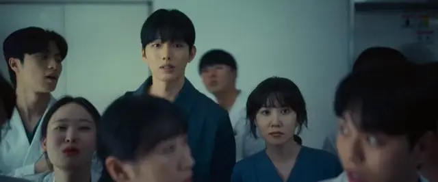 이퍼나이프 정세옥 의대시절에 자기 실력이 최고고 주위에서도 무조건 얘가 보스턴 유학 명단에 있을 줄 알앗는데
까보니 자기보다 실력 떨어지는 부잣집 애가 등재된거보고 눈돌아서 덕희한테 ㅈㄹ하는거 봐 학부모는 안중에도 없고 내자리 뺏겨서 다죽자인 연기 존나 잘해 ㅅㅂ