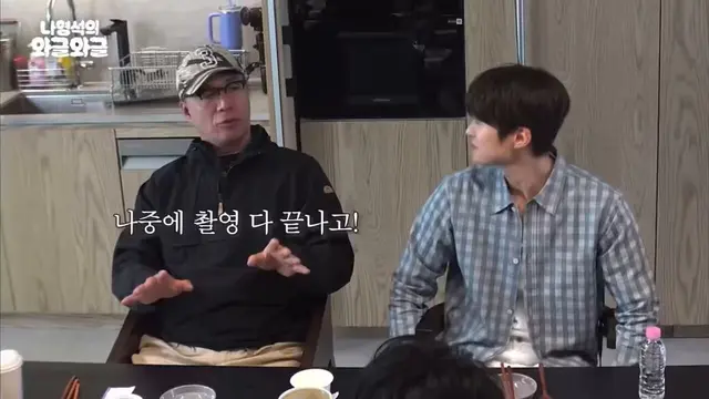 와 광장 촬영 끝나고 소지섭이 모든 스태프랑 배우들한테 금 한 돈씩 선물했대... 예전부터 작품 하나 끝나면 선물 돌렸는데 다들 협찬으로 오해해서 이번엔 그냥 나중에 어려울 때 팔아서 쓰기도 좋게끔 금으로 선물했대...