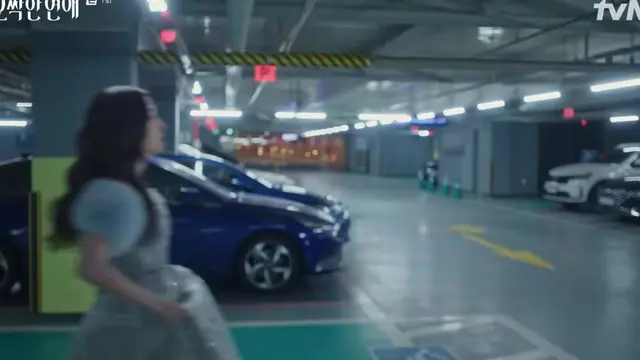 오싹한 연애 천여리 손 닿은 사람들 다 귀신 보고 자기랑 멀어지니까 세상과 사람들을 멀리한 채 혼자 고립된 삶을 사는 슬픈 캐릭터인데 손에 장갑 끼는 것도 그렇고 완전 겨울왕국 엘사 같애。。
