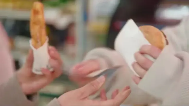 조선에서 맘대로먹었다간 형벌30대 라면서 이 얼마나 살만한 세상이냐~~ 웃는 강단심 ㅈㅉ얼마나 행복할까  독살위협에 수저넣어보던 전생에서 벗어나 달달마귀 먹을날만 남았음

이와중에 지갑텅텅이라 공짜떡 주시는 사장님 감동