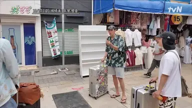 콩콩팡팡 포스터 이광수.김우빈만 커플링 끼고 있어서 뭔가했는데 도경수가 형들이랑 커플링 거절햇나봐 아싴ㅋㅋㅋ

이광수 나 미치는꼴 보고싷냐고 도경수 너 왜 반지 안끼냐고 극대노하는거볼사람 띠발ㄲㅋㅋㅋ