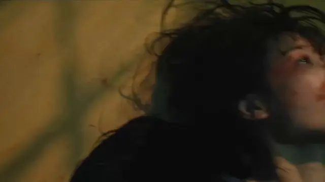 맞는 와중에 스탠드조명 켜져있으니까 기어가서 코드를 뽑는 백아진을 봐.. 
밝으면 얼굴 알아볼수도있으니까 가능성을 최대한 없애려는 게 너무 처절해
친애하는x —> 김유정의 신들린연기를 볼수있는 드라마
꼭 봐주시길