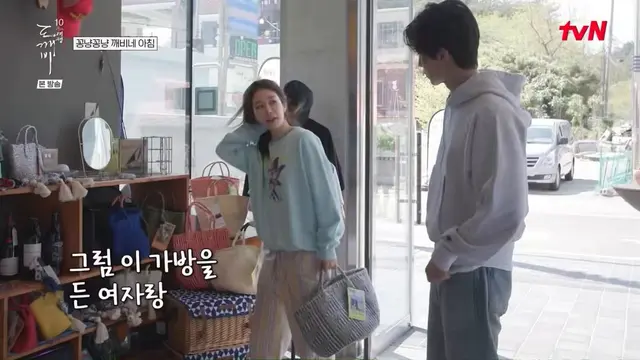 이 언니 표현없는남친 조련하시는거 써니급인데 가방 하나에 행복행~ 하는거 너무 사랑스러워서 헛웃음남