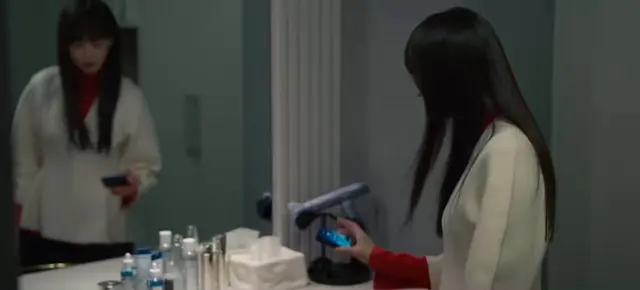 아너 원작에서 홍연희 알콜중독자 캐릭터엿는대
그거 반영해서 와인 병나발 부는 씬 넣은 거
감다살이고
술 생각나기 전에 
이혼 소송 핑계로 윤라영 먼저 생각하는 것 같아서
얼굴붉어지다가

미친놈등장하는순간피가식음