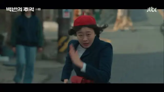 백번의 추억 1화
신예은 김다미의 첫만남이 진짜 아름다움,,
버스를 놓친 안내양과 그 안내양을 구해주는 여자의 손수건이 날아가 앉는 연출
이 둘의 인연 시작부터 심상치 않아요