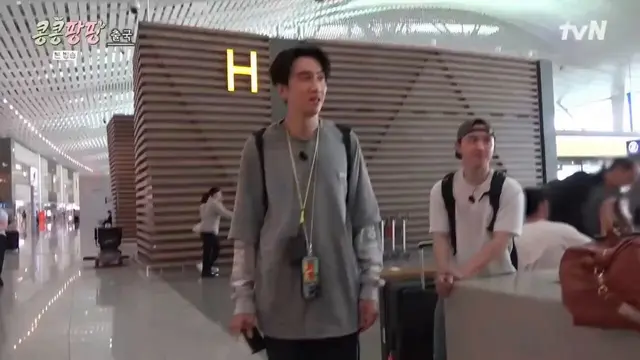 김우빈의 시청자들에 대한 저 정도의 예의.. 어떻게 생각하세요?

이광수: 저건 치료를 받아야 돼
도경수: 우빈이 형은 살짝 관종끼가 있는 것 같아요