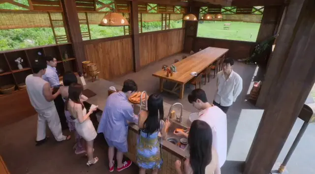 아니ㅆㅂ개웃김 남들 다 당근 손질 하는 와중에 남출 하나가 뒷짐만 지고 어슬렁거리니까 패널들 개악플 달았는데
남출: 생당근 알러지 있음