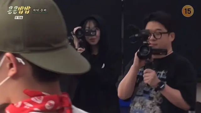 하 이영지 콩콩밥밥 깜짝카메라 하는 거 ㅠㅠㅋㅋㅋㅋ 아무도 몰라봐서 10분 동안 막내작가 행세한 게 너무 웃겨 제발