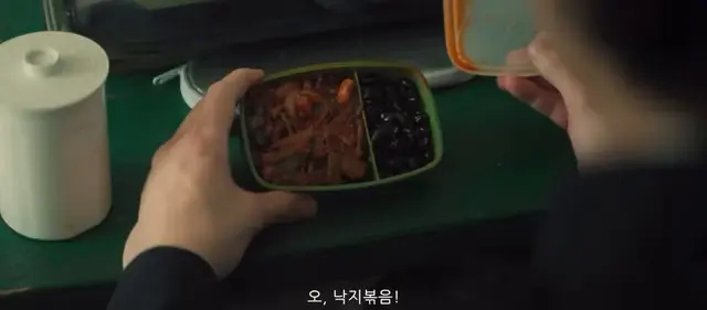 - 나 매운 거 꽤 먹거든, 이제?
- 에? 김치도 씻어 먹는 주제에.
- 그거 중학교 때 얘기고.
- 귀여워 귀여워 귀여워 귀여워
존심은 있어가지고.
아 미친ㅠㅠㅋㅋ 백번의추억 브로맨스
재필상철 허남준x이원정 조합이 너무 사랑스러워
사실상 한살 형인데 누가 누굴 귀여워 햌ㅋ