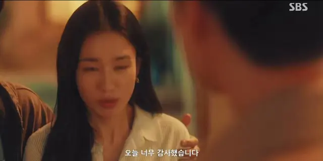 아 싸발 이 51초 매초매초가 맛있다 좋아하는 여자가 남편이랑 손잡는거에 당황하는거 1차 존맛 다림이 다리 삔 사실에 걱정돼서 몸 움찔 하는데 갈 수가 없어서 다리만 쳐다보는거 2차 존맛 차마 업히는거 못보겠어서 고개돌리는거 3차 존맛 나 키괜 다시 드가야겠다