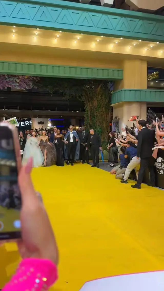 <위키드: 포 굿> 싱가폴 프리미어 옐로카펫에서 관객 난입으로 아리아나 그란데가 당황해서 굳어 있는 순간, 신시아 에리보 민첩하게 철통방어해서 떼어내고 확실히 분리시킨 후에 아리 놀랐을까봐 보듬고 진정시키는 게 너무 본능적이라 울음나 ㅜ 찐 엘파바랑 글린다잖아...