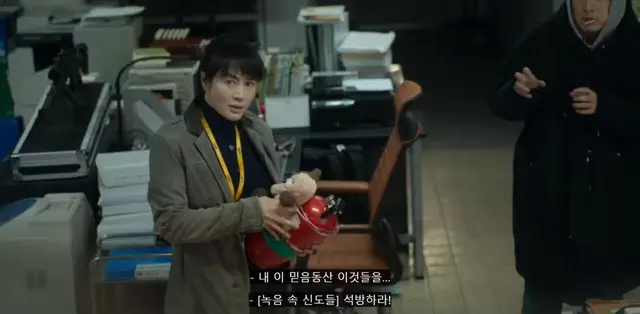 트리거재밌다얘들아
유리창이와장창깨지고팀장이자빠져도
그냥쳐자고있는조연출
준비태세하다깜짝놀라서팀장한테죽빵날리는신입
장르물에코미디한스푼넣은드라마임