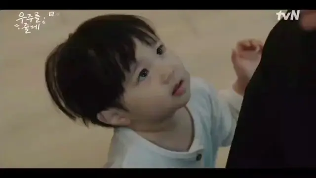 선우주 메쏘드 연기 볼 사람 제발
아기(real baby)가 연기를 왜이리 잘해
삼촌한테 놀아달라 떼쓰다가 아기!하고 꼽먹으니까 드러누워서 우는겈ㅋㅋㅋㅋㅋㅋㅋㅋㅋㅋㅋㅋ
사탕 받아먹고 헤헤아기 된 것도 귀엽고 토하는 연기까지 백점만점!!! 올해의 아역상!!!