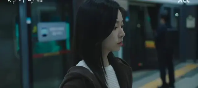 <샤이닝> 태서은아 버석멜로 개쳐좋다 진짜
태서 지하철에서 내려서 은아 있는 거 보고 재빨리 등 돌려서 그대로 은아를 지나쳐 가는데 은아는 그런 태서의 뒷모습과 10년째 그대로인 가방을 보면서 은아가 수없이 봤던 10년 전 태서의 뒷모습들이 나오는 연출 미쳤어