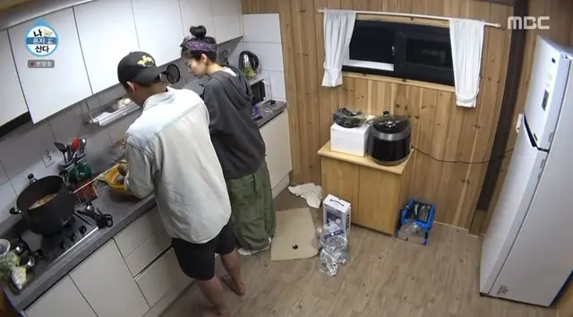 나혼산 코쿤 코숭이님 외롭게 혼자 화려한 불쑈하고잇는거 짠해죽겟슨 .... 소리내면 잠깐 와서 얘기라도 걸어줄 줄 알앗대...... ㅋㅋ큐ㅠㅠ