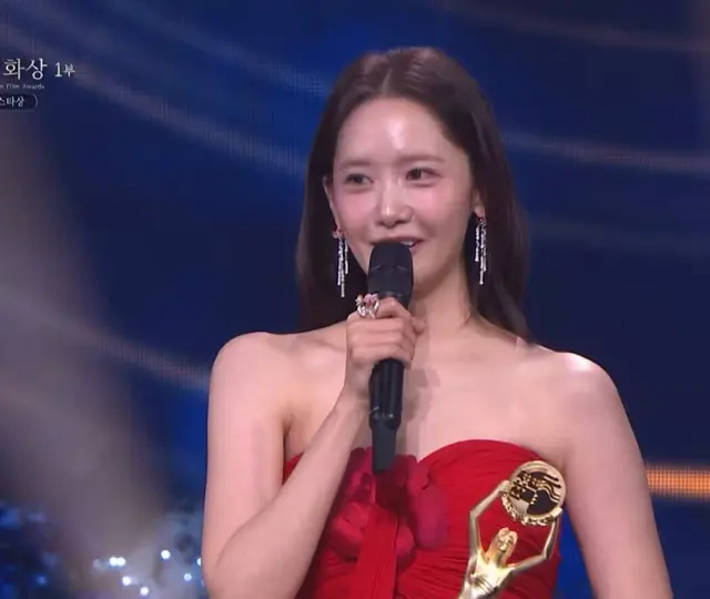 청룡영화제 청정원 인기스타상 수상소감 #윤아

제가 너무나 애정하는 <악마가 이사왔다> 선지로 인기상을 받게 되어서 너무 더 기분이 좋고 무엇보다도 투표를 열심히 해주신 분들께도 너무 감사드립니다