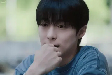 판사 이한영 1,2화 이제 봄

개인적인 내 후기는
1화 연출이 속도감 있었음 좋겠다 생각함
그리고 2화 초중반 '회귀물'로 바뀌는 장면을 좀 잘라다가 1화 엔딩에 썼어야만ㅋㅋㅋ 2화는 성격도 달라지고 회귀물로 바뀌고 난 뒤라 그런지 그때부터 재밌었음

그리고 배인혁이 싸패연기 존잘이라 의외였슨