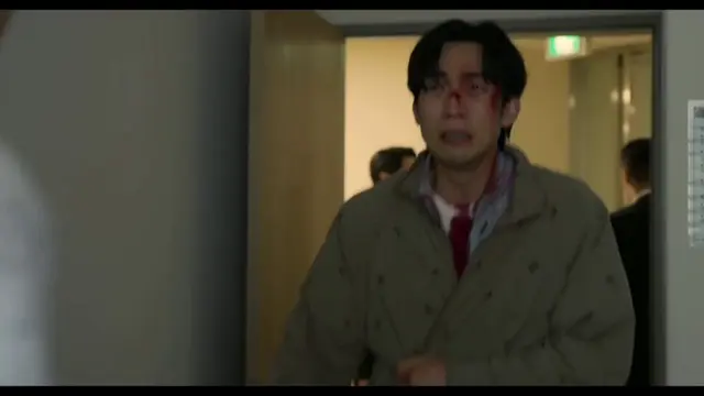 어머니 납치됐다는 소식에 제일 놀라고 속이타는 건 건우였을텐데 의외로 의연해 보였던 건 죄책감에 멘탈이 나가버린 우진이 달래면서 본인이라도 괜찮은 척 해야겠다 노력한 게 아닐까 싶음 나중에 다 끝난 후에도 악몽까지 꾸는 걸 보면.. 이 짭형제가 너무 서로를 아껴