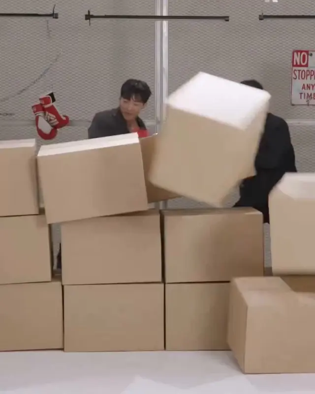 대충 살자 ,,
박스에 다리가 껴도 일단 사냥개들2 홍보하는
상이님 처럼...