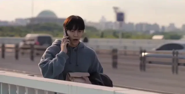 캐셔로 강상웅 레전드 억까인 점;
엄마가 곗돈 모아서 신혼집 계약금으로 보태준 3천만 원을 받아 집에 가는데
갑자기 도로에서 교통사고가 남. 버스가 다리에 매달려 떨어지면 사람들이 다 죽는 상황인데, 자기한테 있는 3천만 원으로 사람들을 살릴 수 있는 상황이 펼쳐짐.
진짜 ㄴㅁ 슬프다 ..