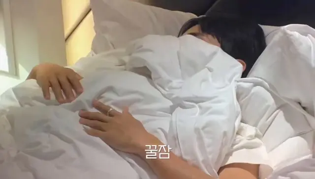 연애실험실
소개팅하는 남녀 첫 만남 장면 이거인거 개골때려
ㅋㅋㅋㅋㅋㅋㅋㅋㅋㅋㅋ
남출 먼저 들어와서 잠옷바람에 누워있다 잠들어서 머리 까치집되신 상태로 여출이랑 첫인사함ㅋㅋㅋ
아니 진심 ㄹㅈㄷ어이없네 ㅋㅋ쿠ㅜㅜㅜㅜ