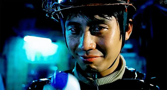 <부고니아>라는 영화를 <지구를 지켜라!> 병구의 마지막 대사인 “그럼 지구는 누가 지키지?”에 대한 대답으로도 읽을 수 있지않나싶음  20년후의 지구인이해줄수잇는대답은이것뿐이란다..
아무도못지켜 병구야