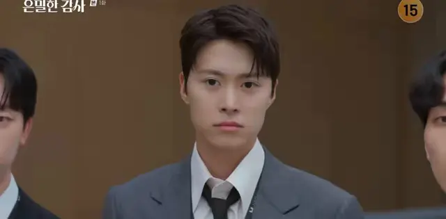 아니 ㅅ뺗ㅌㅋ 근데 첫 만남 부터 얼척이 없었네
어떤 미친새끼가 새로 발령온 감시실장한테 
한손으로 악수를 신청함? 고작 1팀 대리가?
모자무싸 남주는 폐급의 ㅍ도 못 달아
얘가 진짜야 무가치함과 싸워야하는 새낀 이새끼야