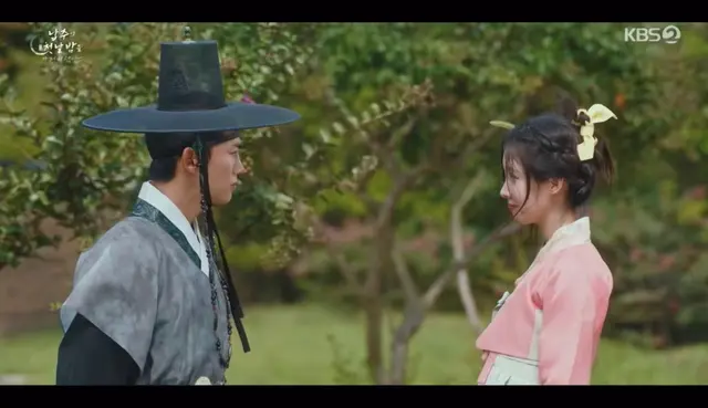 뭐 집착해봐야 얼마니 하겠어 하고 여유롭게
2화 클릭했다가 입 벌리느라 턱 빠질뻔 햤어
심지어 저 풀떼기로 뒤처리 했다고 하는데
가져가서 냄새 맡는거 보고 최종 기절함
#남주의첫날밤을가져버렸다 #TheFirstNightWiththeDuke
#서현 #옥택연