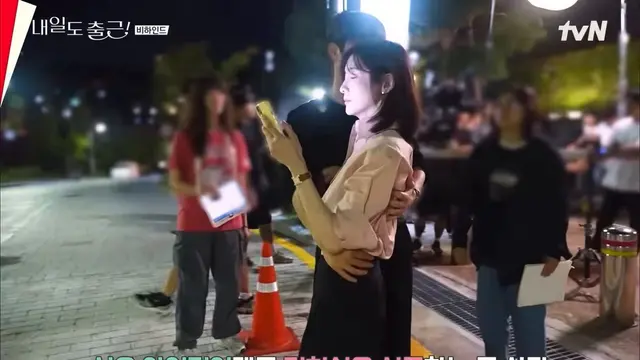 <내일도 출근!> 1화 시우지윤 엔딩씬 메이킹
리허설 하는데 박지현 목 아플까봐 편하게 목 받쳐주는 서인국 ㄴㅁ 설레고.. 박지현 장꾸력 넘쳐서 확 기대는 거 귀여워ㅋㅋㅋㅋㅋㅋㅋㅋㅋㅋㅋ