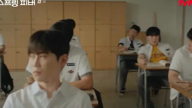 <스프링 피버> 선재규-최이준 둘이 같은반 친구였고 선재규는 한결이 돌볼 사람이 없어서 애기 한결이 데리고 학교 가서 돌봤다가 애기가 우니까 보다 못한 최이준이 세진이 돌본 짬밥으로 애기 달래주고 최이준이 선재규 서랍에 돈이 담긴 박스 넣었나봐....