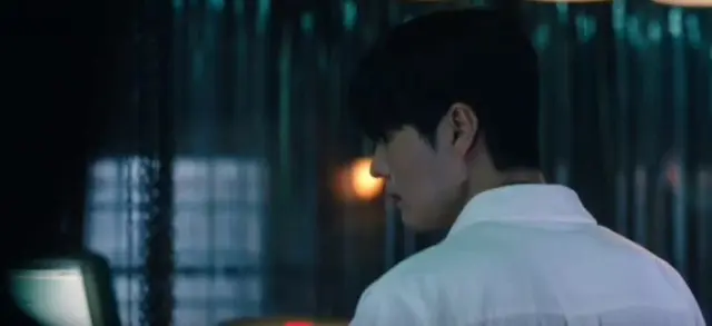 블러디플라워 이우겸 첫등장,,
버석한 연쇄살인마 려운 미치셧어...