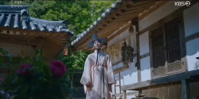 은애하는 도적님아 홍은조 결말에 중전되는 복선(이열이 나중에 중종되는 진성대군 모티브라 극중에서 왕위 오르는 플래그 많이 깔리는 중)

-빌어먹을....왜 처 예쁘고 난리냐? 중전 첩지를 줘도 아깝게
(홍은조는 얼녀인데 갑자기 중전이 언급되는 게 뜬금없어서 결말 복선으로 추측)