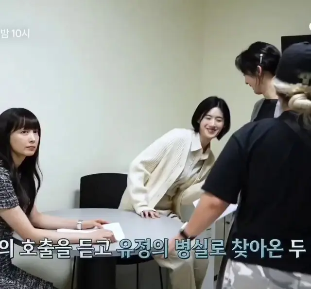 아너 메이킹에서 너무 자연스럽게 정은채 무릎에 앉는 이청아 이거 뭐예요