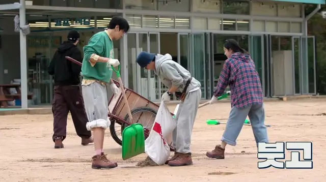 유재석캠프 직원들 개무리무리햇네 손님들 캠프파이어 해주겠다고 비 온 운동장 보수까지함 비 퍼내고 흙으로 메꾸는 작업 ㅈㄴ 빡세보임 나같은 폐급체력은 이거 하고 바로 기절 가능