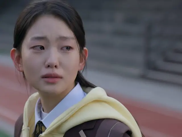 민지 너무 착해...
민지가 "아빠가 나한테..."라고 했을 때
김부장의 뇌리를 스친 건 상아가 사춘기가 온 아이들이 한다는 그 말
"아빠가 나한테 해준 게 뭐야?"
하지만 정작 민지의 입에서 나온 말은
"아빠가 나한테 얼마나 소중한 사람인데"
김부장아 딸 잘 키웠다