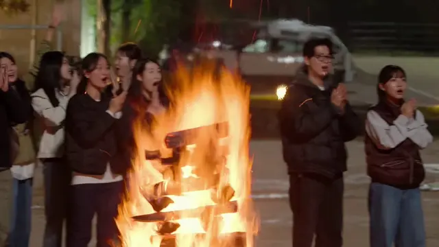 캠프 파이어하는데 갑자기 메뚜기 월드 노래 나옴
13년이 지나서야 메뚜기 월드 칭찬하는 유재석