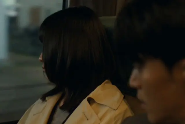 <로맨틱 어나니머스>5화 이 부분이 너무 죠움

결벽증땜에 땀나거나 물건 닿을때마다 불쾌한지 새 옷으로 싹싹 갈아입는 남주가 여주와 관련된 물건은 아무렇지않은점
그래서 여주가 흘린 이어폰 한 쪽을 끼우고
박혜경 - 고백을 들으며
어깨를 내주고 뺨을 대주며 살풋 웃는거 너무너무 좋음