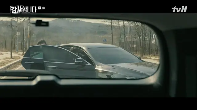 신하균이 >오피스물<에서 말아주는 액션씬 어떤데......신차일이 글로브박스에서 가스총 꺼내니까 미친놈 보듯이 쳐다보는 구한수 개웃김ㅋㅋㅋㅋㅋㅋㅋㅋㅋㅋ 2연발 가스총 딱 2발 쏴서 깡패들 제압하고선 빠따로 머리 맞아서 쓰러지는 팀장님 맛있네요
#감사합니다 #신하균