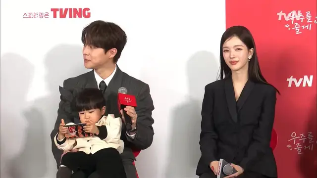 아니 어떤 배우가 제발회에서 대놓고 핸드폰 함??
: