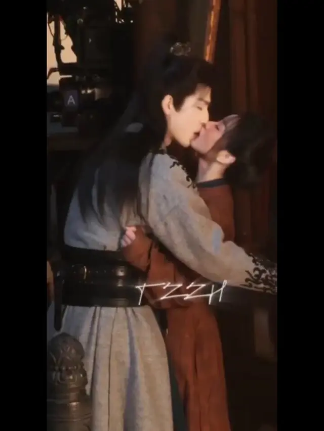 축옥 키스신로이터 대박이네 ㅋㅋㅋㅋㅋ
목덜미 잡고 키스..