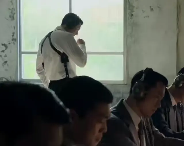 현빈이 흰 와이셔츠만 입고 담배 피면서 도청하는데 메이드 인 코리아 안 볼 수 있다고...? 이렇게 섹시하게 나오는데?